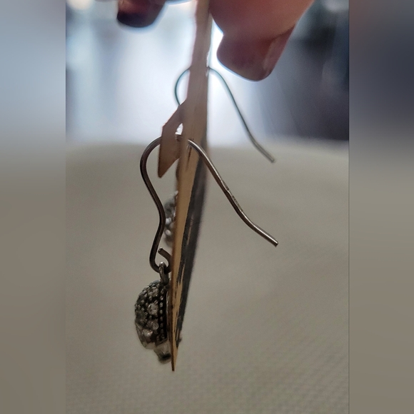 Small Skull Dangling Earrings - Picture 4 of 5